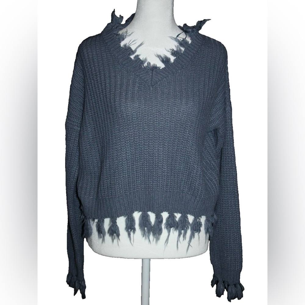 Elegant Frayed Hem V-Neck Sweater in Gray